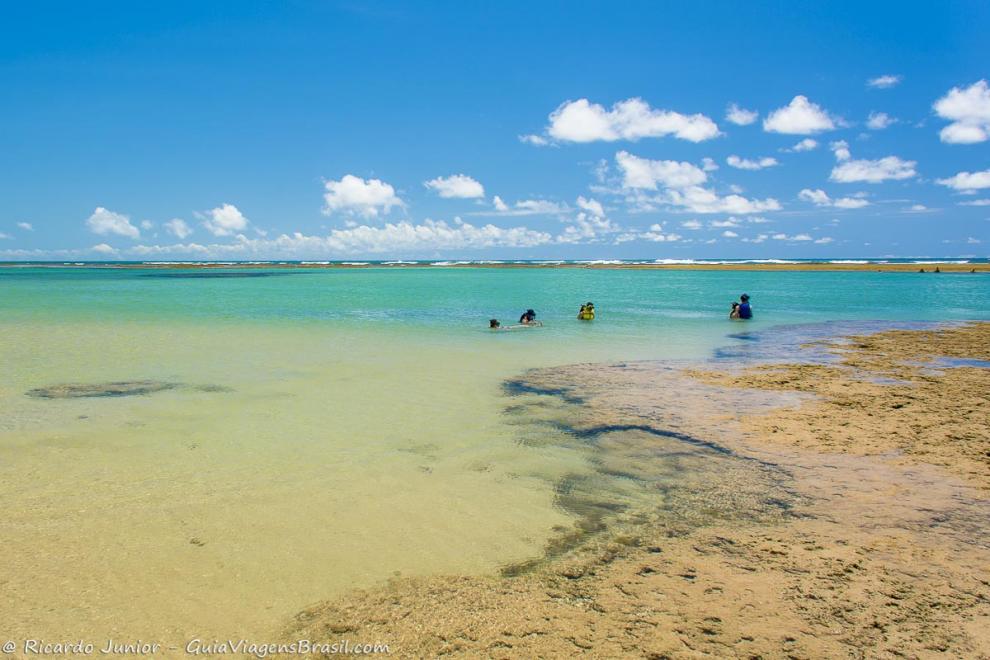 Imagem da piscina natural com águas translúcidas da Praia Taipu de Fora